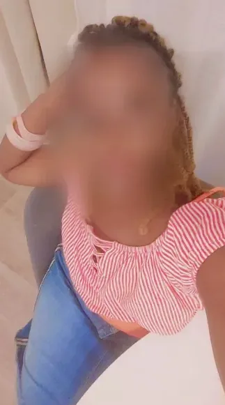 Amira, 29