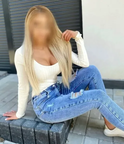 Lilly, 32