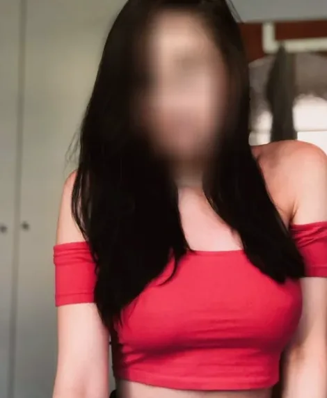 Lilly, 32